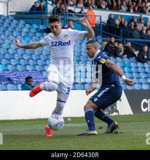 Leeds United's Pablo Hernandez (links) und Millwall's James Meredith Schlacht Für den Ball Stockfoto