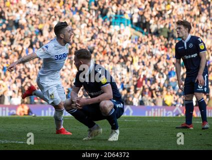 Pablo Hernandez von Leeds United (links) feiert den dritten Platz seiner Seite Ziel des Spiels Stockfoto