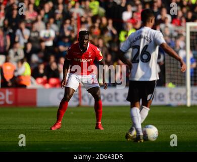 Pele im Nottingham Forest (links) und Kyle Naughton Schlacht in Swansea City Für den Ball Stockfoto