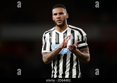 Die Newcastle United's Jamaal Lascelles applaudiert den Fans nach dem Finale Pfeife Stockfoto