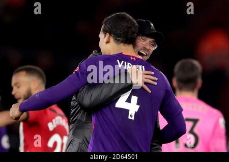 Liverpool-Manager Jurgen Klopp (zurück) feiert mit Virgil van Dijk Nach der letzten Pfeife Stockfoto