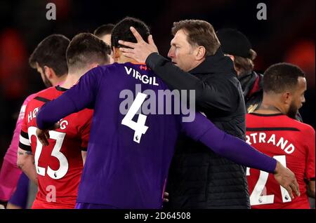 Southampton Manager Ralph Hasenhuttl (rechts) mit Liverpools Virgil van Dijk (Links) nach der letzten Pfeife Stockfoto