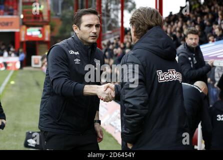 Derby County Manager Frank Lampard (links) schüttelt sich die Hände mit Brentford's manager Thomas Frank Stockfoto