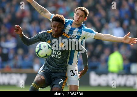 Demarai Gray (links) von Leicester City und Erik Durm von Huddersfield Town In Aktion Stockfoto