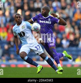 Blackburn Rovers' Amari'i Bell kämpft mit Benik Afobe von Stoke City Stockfoto