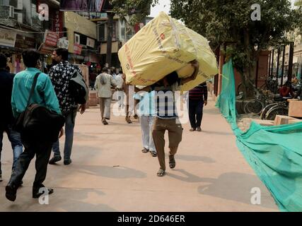 Neu Delhi, Indien. Oktober 2020. Ein Mann mit Gesichtsmaske trägt während der Coronavirus-Krise Waren.in Indien wurden an einem einzigen Tag mehr als 63,509 Fälle von Coronavirus gemeldet, und 7,239,389 bestätigte Fälle von Covid-19 mit 110, 586 Todesfällen. Kredit: Naveen Sharma/SOPA Images/ZUMA Wire/Alamy Live Nachrichten Stockfoto