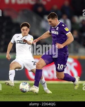 Sam Vokes (rechts) von Stoke City und Daniel James von Swansea City Kampf um den Ball Stockfoto