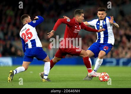 Liverpools Roberto Firmino (Mitte) kämpft mit dem FC um den Ball Portos Francisco Tiquinho Soares (rechts) und Monteiro Otavio Stockfoto