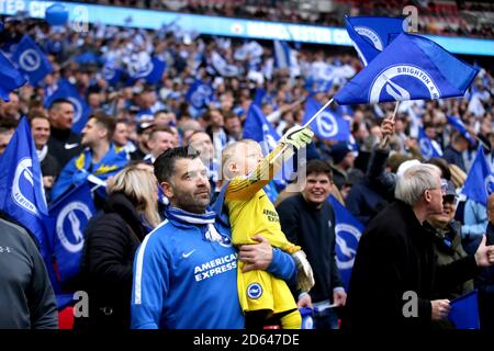 Ein allgemeiner Blick auf die Fans von Brighton & Hove Albion in den Tribünen vor Beginn des FA Cup Halbfinalmatches im Wembley Stadium. Stockfoto