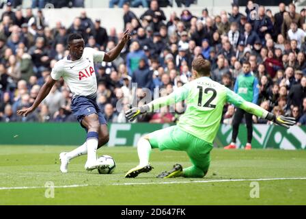 Victor Wanyama von Tottenham Hotspur (rechts) erzielt das erste Tor seiner Seite Des Spiels Vergangenheit Huddersfield Town Torwart Ben Hamer Stockfoto