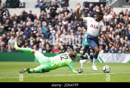 Victor Wanyama von Tottenham Hotspur (rechts) erzielt das erste Tor seiner Seite Des Spiels Vergangenheit Huddersfield Town Torwart Ben Hamer Stockfoto