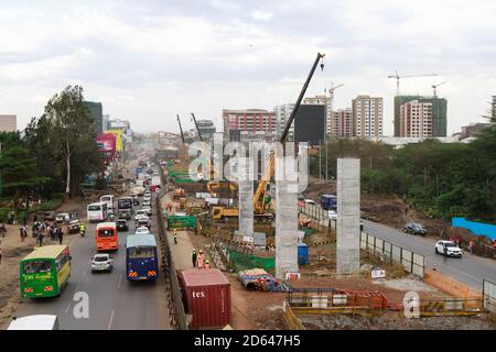 Ein Überblick über den Verkehrsfluss und den Bau eines Abschnitts 2 des Nairobi Expressway Project entlang der Mombasa Road.die Regierung Kenias baut den Nairobi Expressway, eine 27.1 km lange Mautautstraße, die Nairobi durch einen schnelleren und zuverlässigen Transport entkondensten soll. Die Autobahn ist im Wert von schätzungsweise 505.5 Millionen US-Dollar und soll 2022 fertiggestellt werden. Sie wird von China im Rahmen einer Public-Private-Partnership (PPP) finanziert und von den chinesischen Auftragnehmern China Road and Bridge Corporation (CRBC) gebaut. Stockfoto