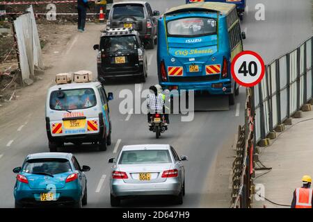 Ein Blick auf den Verkehrsfluss und den Bau von Abschnitt 2 des Nairobi Expressway Project entlang der Mombasa Road.die Regierung Kenias baut den Nairobi Expressway, eine 27.1 km lange Mautautstraße, die Nairobi durch einen schnelleren und zuverlässigen Transport entkondensten soll. Die Autobahn ist im Wert von schätzungsweise 505.5 Millionen US-Dollar und soll 2022 fertiggestellt werden. Sie wird von China im Rahmen einer Public-Private-Partnership (PPP) finanziert und von den chinesischen Auftragnehmern China Road and Bridge Corporation (CRBC) gebaut. Stockfoto