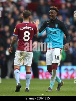 Henri Lansbury (links) von Aston Villa und Tammy Abraham feiern danach Die letzte Pfeife Stockfoto