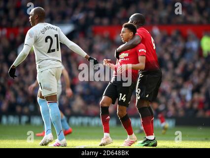 Romelu Lukaku von Manchester United (rechts) zieht Jesse Lingard weg Angelo Ogbonna von West Ham United (links) Stockfoto