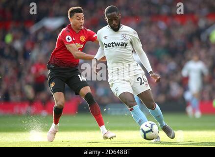 Jesse Lingard von Manchester United (links) und Arthur von West Ham United Masuaku Kampf um den Ball Stockfoto