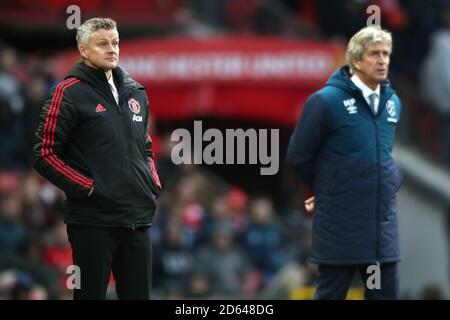 Manchester United Manager Ole Gunnar Solskjaer (links) West Ham United manager Manuel Pellegrini Stockfoto