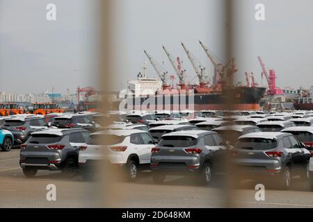 Incheon, SÜDKOREA. Oktober 2020. Oct 14, 2020-Incheon, Südkorea-A zeigt Stapel von Import-Export-Frachtcontainern in Südkoreas größtem Seehafen in Incheon hat die südkoreanische Zentralbank ihren Leitzins am Mittwoch auf einem Rekordtief eingefroren, inmitten erhöhter wirtschaftlicher Unsicherheiten über den langwierigen Ausbruch des Coronavirus und steigender Immobilienpreise. Quelle: Ryu Seung-Il/ZUMA Wire/Alamy Live News Stockfoto