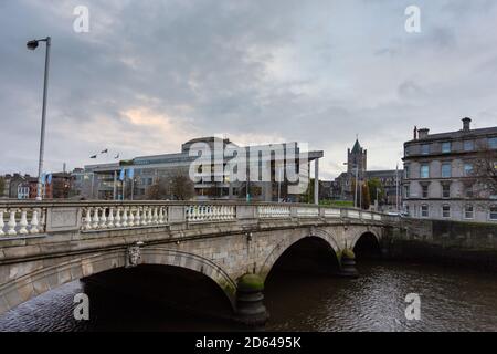 Dublin, Irland - 09. November 2015: O Donovan Rossa Brücke über den Liffey Fluss am Abend. Straßenbrücke, die Winetavern Street zum Chancery Place verbindet. Stockfoto