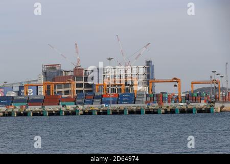 Incheon, SÜDKOREA. Oktober 2020. Oct 14, 2020-Incheon, Südkorea-A zeigt Stapel von Import-Export-Frachtcontainern in Südkoreas größtem Seehafen in Incheon hat die südkoreanische Zentralbank ihren Leitzins am Mittwoch auf einem Rekordtief eingefroren, inmitten erhöhter wirtschaftlicher Unsicherheiten über den langwierigen Ausbruch des Coronavirus und steigender Immobilienpreise. Quelle: Ryu Seung-Il/ZUMA Wire/Alamy Live News Stockfoto