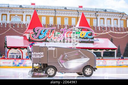 5. Februar 2020 Moskau, Russland, ein Eisernter füllt das Eis auf der EISBAHN auf dem Roten Platz in Moskau. Stockfoto