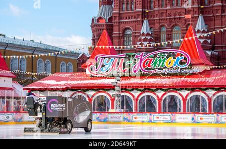 5. Februar 2020 Moskau, Russland, ein Eisernter füllt das Eis auf der EISBAHN auf dem Roten Platz in Moskau. Stockfoto