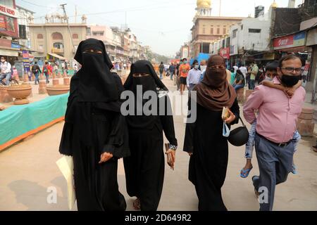 Neu Delhi, Indien. Oktober 2020. Muslimische Frauen gehen während der Coronavirus-Krise auf dem geschäftigen Markt in Chandni Chowk entlang.in Indien wurden an einem einzigen Tag mehr als 63,509 Fälle von Coronavirus gemeldet, und 7,239,389 bestätigte Fälle von Covid-19 mit 110, 586 Todesfällen. Kredit: Naveen Sharma/SOPA Images/ZUMA Wire/Alamy Live Nachrichten Stockfoto