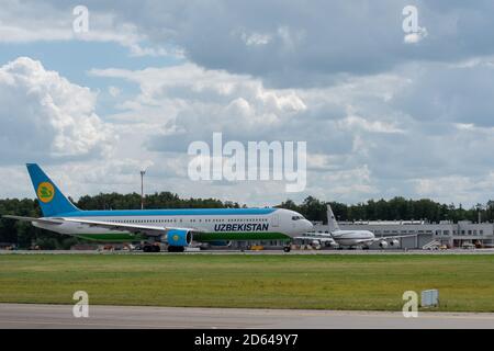 Juli 2019 In Moskau, Russland. Flugzeug Boeing 767-300 Usbekistan Airways am Flughafen Vnukovo in Moskau. Stockfoto