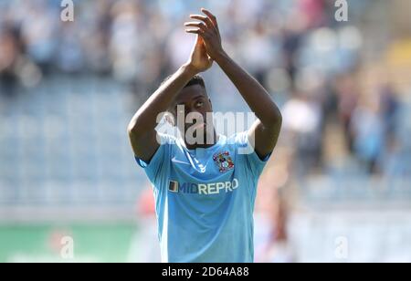 Jordy Hiwula von Coventry City applaudiert nach dem letzten Pfiff Stockfoto