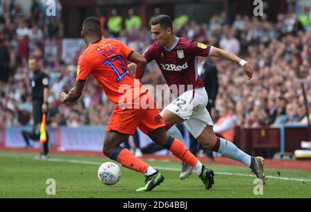 Anwar El Ghazi von Aston Villa in Aktion mit Millwall's Byron Webster Stockfoto