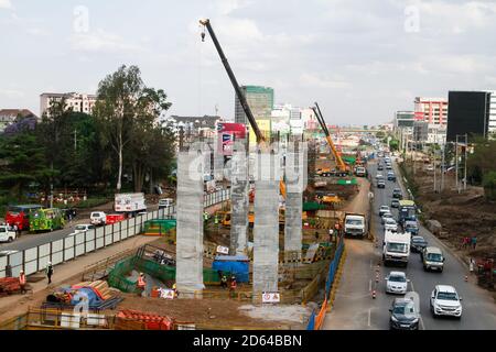 Nairobi, Kenia. Oktober 2020. Verkehrsfluss und Bau an einem Abschnitt 2 des Nairobi Expressway Project entlang der Mombasa Road.die Regierung Kenias baut den Nairobi Expressway, eine 27.1 km lange Mautstraße, die Nairobi durch einen schnelleren und zuverlässigen Transport entkondensten soll. Die Autobahn ist im Wert von schätzungsweise 505.5 Millionen US-Dollar und soll 2022 fertiggestellt werden.Sie wird von China im Rahmen einer Public-Private-Partnership (PPP) finanziert und von den chinesischen Auftragnehmern China Road and Bridge Corporation gebaut.Quelle: Boniface Muthoni/SOPA Images/ZUMA Wire/Alamy Live News Stockfoto