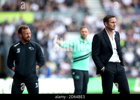 Derby County Manager Frank Lampard (rechts) beobachtet die Aktion aus Die Touchline Stockfoto