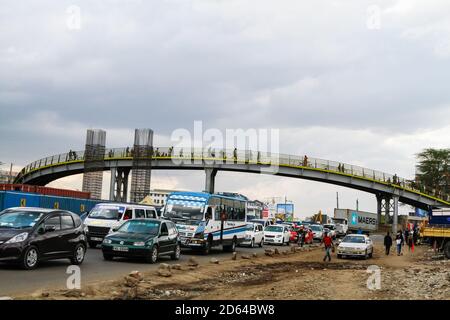 Nairobi, Kenia. Oktober 2020. Starker Verkehr in der Nähe einer Fußgängerbrücke an einem Abschnitt 2 des Nairobi Expressway Project entlang der Mombasa Road die kenianische Regierung baut den Nairobi Expressway, eine 27.1 km lange Mautautstraße, die Nairobi durch einen schnelleren und zuverlässigen Transport entzerschlagen soll. Die Autobahn ist im Wert von schätzungsweise 505.5 Millionen US-Dollar und soll 2022 fertiggestellt werden.Sie wird von China im Rahmen einer Public-Private-Partnership (PPP) finanziert und von den chinesischen Auftragnehmern China Road and Bridge Corporation gebaut.Quelle: Boniface Muthoni/SOPA Images/ZUMA Wire/Alamy Live News Stockfoto