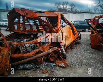 Komplett verbranntes kaputtes Auto nach Feuer und Wrack Stockfoto