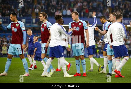 Chelsea's Callum Hudson-Odoi (links) und Burnley's Chris Wood schütteln die Hände Vor dem Spiel Stockfoto