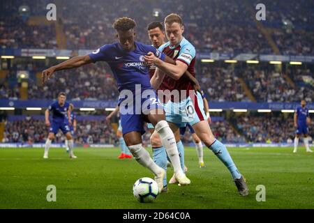 Chelsea's Callum Hudson-Odoi (links) und Burnley's Ashley Barnes kämpfen um Der Ball Stockfoto