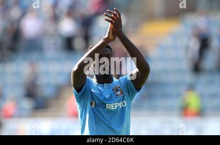 Jordy Hiwula von Coventry City applaudiert nach dem letzten Pfiff Stockfoto