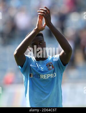 Jordy Hiwula von Coventry City applaudiert nach dem letzten Pfiff Stockfoto