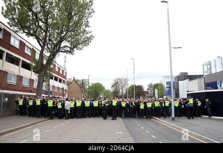 Tottenham Hotspur Fans werden von der Polizei vor dem zurückgehalten stadion vor dem Spiel zu erlauben West Ham United Fans zu betreten Stockfoto