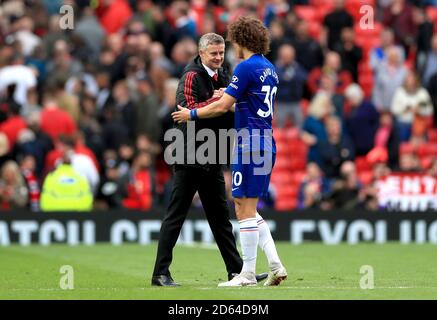 Manchester United Manager Ole Gunnar Solskjaer (links) schüttelt sich die Hände Chelsea's David Luiz am Ende des Spiels Stockfoto