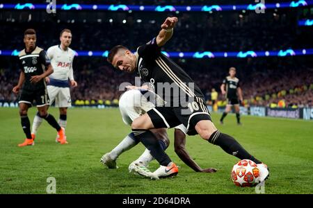 Victor Wanyama von Tottenham Hotspur (links) und Dusan Tadic von Ajax (rechts) Kampf um den Ball Stockfoto