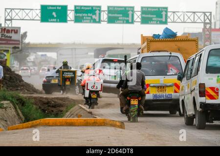 Nairobi, Kenia. Oktober 2020. Motorradfahrer fahren auf Abschnitt 2 des Nairobi Expressway Project entlang der Mombasa Road.die Regierung Kenias baut den Nairobi Expressway, eine 27.1 km lange Mautautstraße, die Nairobi durch einen schnelleren und zuverlässigen Transport entkondieren soll. Die Autobahn ist im Wert von schätzungsweise 505.5 Millionen US-Dollar und soll 2022 fertiggestellt werden.Sie wird von China im Rahmen einer Public-Private-Partnership (PPP) finanziert und von den chinesischen Auftragnehmern China Road and Bridge Corporation gebaut.Quelle: Boniface Muthoni/SOPA Images/ZUMA Wire/Alamy Live News Stockfoto