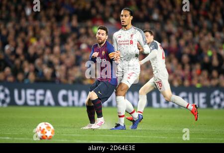 Lionel Messi in Barcelona (links) und Virgil van Dijk in Liverpool (rechts) Kampf um den Ball Stockfoto