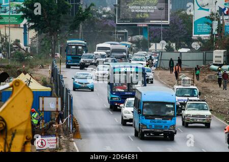 Nairobi, Kenia. Oktober 2020. Verkehrsfluss auf Abschnitt 2 des Nairobi Expressway Project entlang der Mombasa Road die Regierung Kenias baut den Nairobi Expressway, eine 27.1 km lange Mautautstraße, die Nairobi durch einen schnelleren und zuverlässigen Transport entkondensten soll. Die Autobahn ist im Wert von schätzungsweise 505.5 Millionen US-Dollar und soll 2022 fertiggestellt werden.Sie wird von China im Rahmen einer Public-Private-Partnership (PPP) finanziert und von den chinesischen Auftragnehmern China Road and Bridge Corporation gebaut.Quelle: Boniface Muthoni/SOPA Images/ZUMA Wire/Alamy Live News Stockfoto