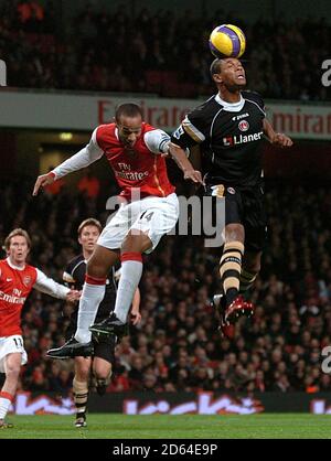 Charlton's Marcus Bent (rechts, in der Luft) gewinnt den Kopf, während er von Arsenals Thierry Henry (links, in der Luft) herausgefordert wird Stockfoto