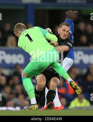 Everton-Torwart Jordan Pickford (links) kollidiert mit Burnleys Chris Wood Stockfoto