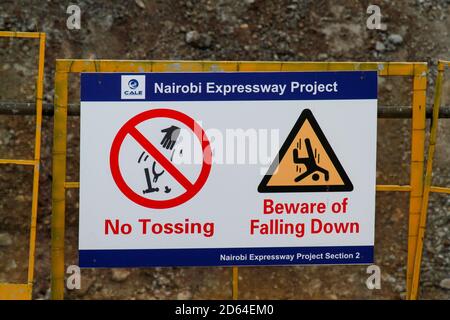 Nairobi, Kenia. Oktober 2020. Ein Warnschild auf Abschnitt 2 des Nairobi Expressway Project entlang der Mombasa Road.die Regierung Kenias baut den Nairobi Expressway, eine 27.1 km lange Mautstraße, die Nairobi entkondensten soll, indem sie einen schnelleren und zuverlässigen Transport ermöglicht. Die Autobahn ist im Wert von schätzungsweise 505.5 Millionen US-Dollar und soll 2022 fertiggestellt werden.Sie wird von China im Rahmen einer Public-Private-Partnership (PPP) finanziert und von den chinesischen Auftragnehmern China Road and Bridge Corporation gebaut.Quelle: Boniface Muthoni/SOPA Images/ZUMA Wire/Alamy Live News Stockfoto