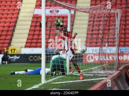 Rochdales Calvin Andrew erzielt ein eigenes Tor, um die zu machen Ergebnis Charlton Athletic 2 Rochdale 0 unter dem Druck von Charlton Ben Purrington von Athletic Stockfoto