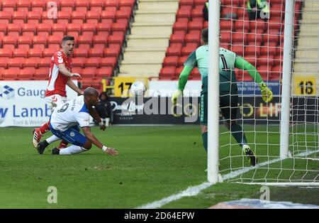 Rochdales Calvin Andrew erzielt ein eigenes Tor, um die zu machen Ergebnis Charlton Athletic 2 Rochdale 0 unter dem Druck von Charlton Ben Purrington von Athletic Stockfoto