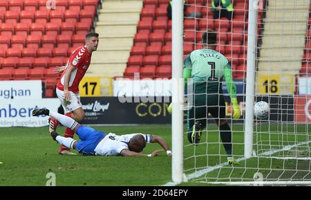 Rochdales Calvin Andrew erzielt ein eigenes Tor, um die zu machen Ergebnis Charlton Athletic 2 Rochdale 0 unter dem Druck von Charlton Ben Purrington von Athletic Stockfoto